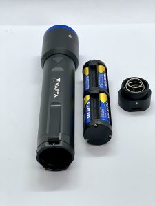 VARTA F40 NIGHT CUTTER Taschenlampe mit Batteriefach