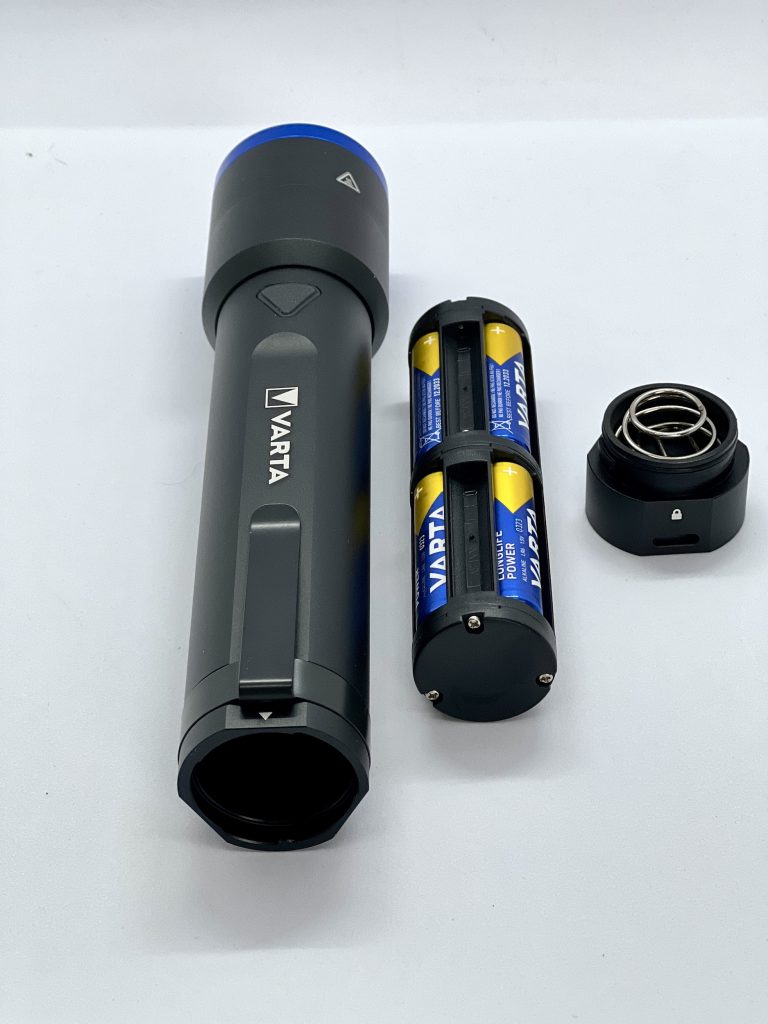 VARTA F40 NIGHT CUTTER Taschenlampe mit Batteriefach