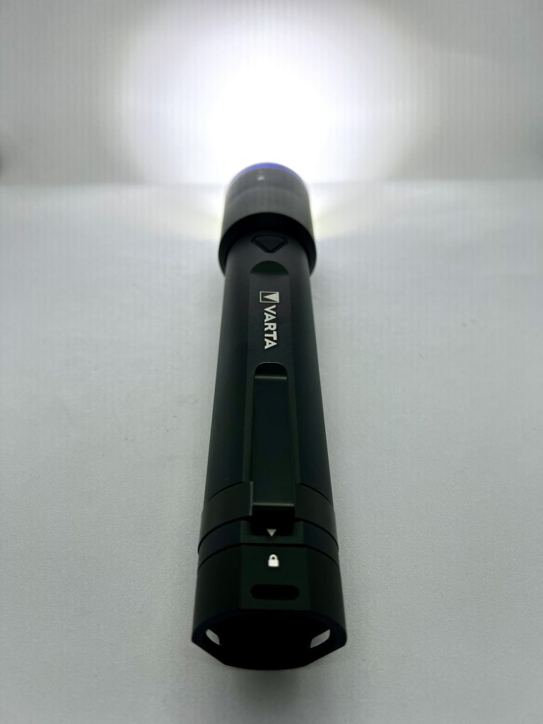 VARTA F40 NIGHT CUTTER Taschenlampe im Leuchtmodus