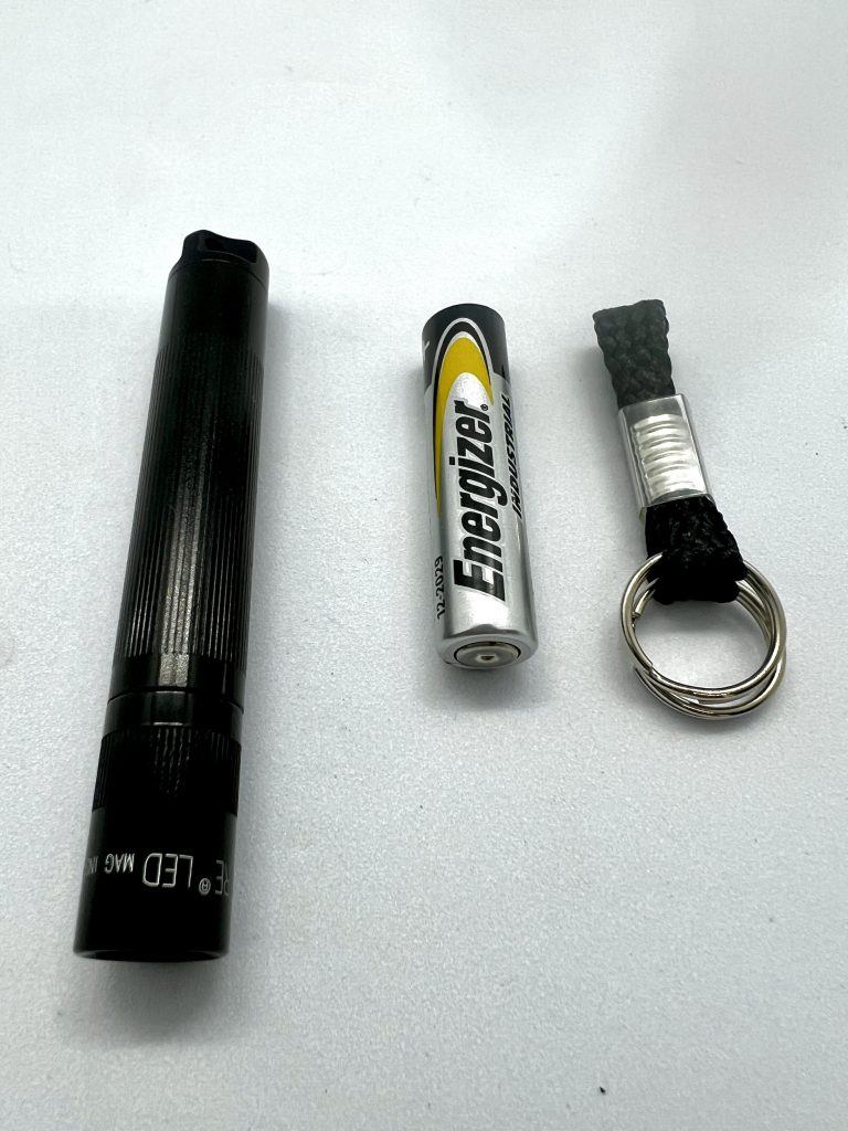 MagLite J3A012 Solitaire LED Taschenlampe mit AAA-Batterie und Befestigungsclip