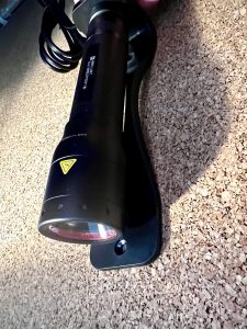 Die P7R Taschenlampe von Ledlenser beim Aufladen mit Floating Charge System