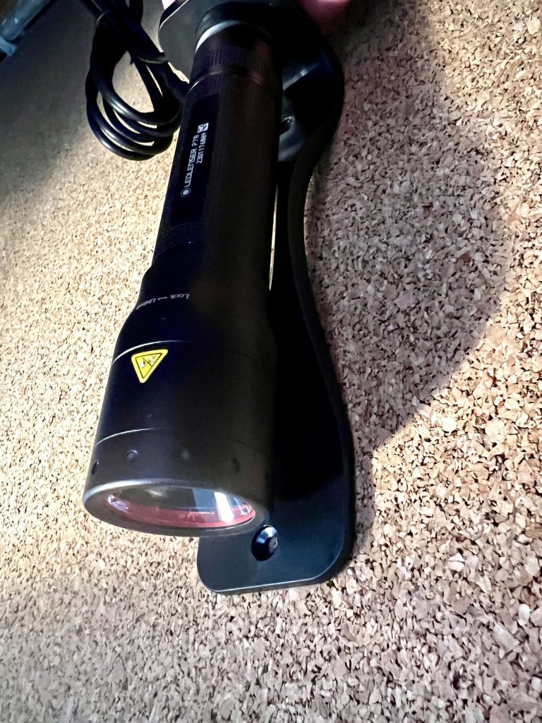 Die P7R Taschenlampe von Ledlenser beim Aufladen mit Floating Charge System