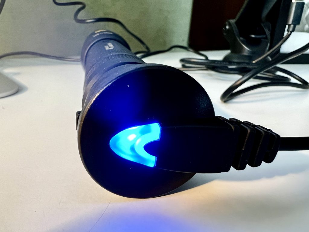 Ledlenser P7R LED Taschenlampe beim Aufladen