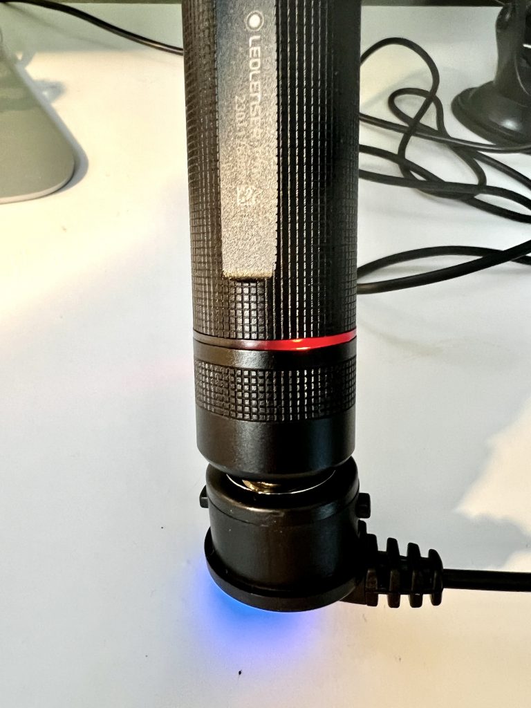Ledlenser P7R LED Taschenlampe beim Aufladen