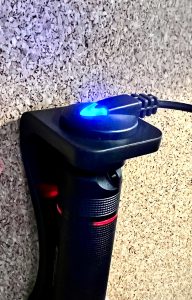 Die P7R Taschenlampe von Ledlenser beim Aufladen mit Floating Charge System