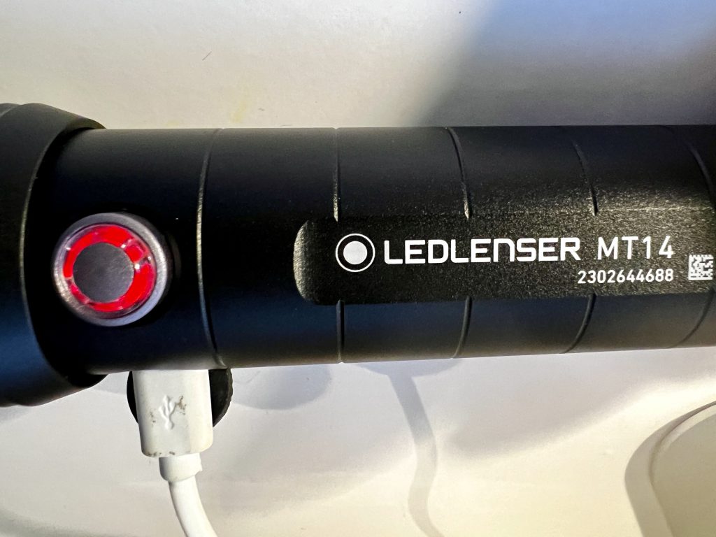 Ledlenser MT14 LED Taschenlampe beim Aufladen