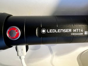 Ledlenser MT14 LED Taschenlampe beim Aufladen