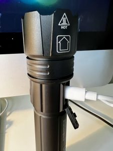 Shadowhawk ‎DE-FR-S1476 Taschenlampe beim Aufladen