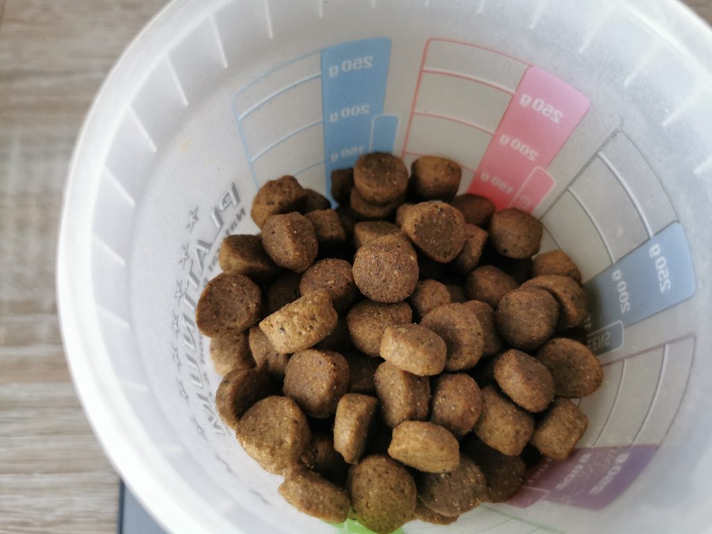 Irish Pure Adult Hundetrockenfutter Pellets im Messbecher
