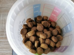 Irish Pure Adult Hundetrockenfutter Pellets im Messbecher