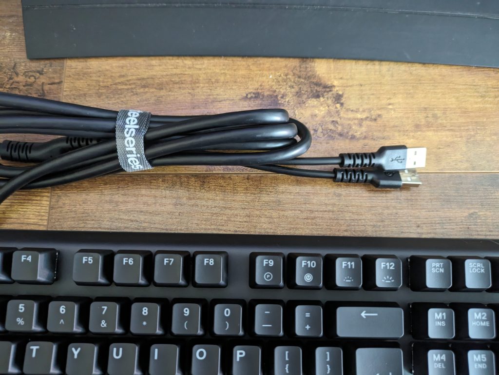 Kabel der SteelSeries Apex Pro HyperMagnetic Gaming-Tastatur in der Nahansicht