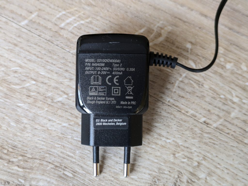 Ladegerät des Black+Decker ‎BDCDC18 Akku-Bohrschraubers in der Nahansicht