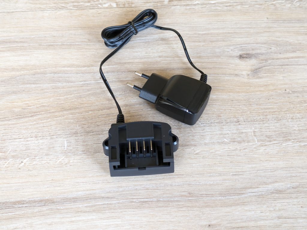 Ladegerät des Black+Decker ‎BDCDC18 Akku-Bohrschraubers von der unteren Seite