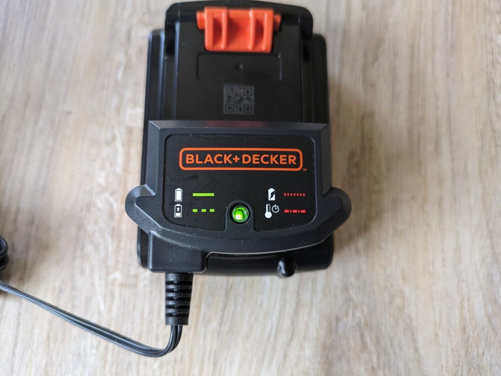 Ladevorgang des Akkus des Black+Decker ‎BDCDC18 Akku-Bohrschraubers