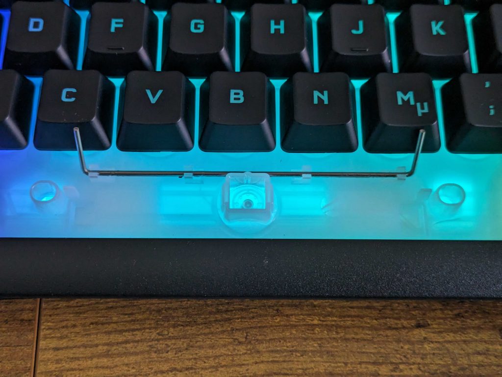 Leertaste der Corsair K55 RGB PRO Gaming-Tastatur ohne Kappe und mit Beleuchtung