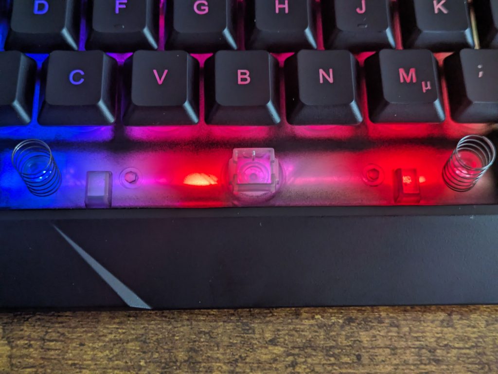 Leertaste der KLIM Chroma Gaming-Tastatur ohne Tastenkappe und mit Beleuchtung