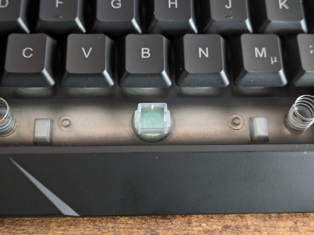 Leertaste der KLIM Chroma Gaming-Tastatur ohne Tastenkappe und ohne Beleuchtung