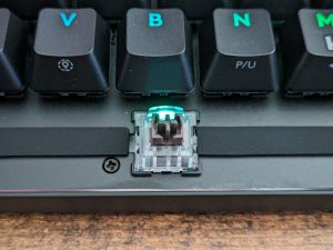 Leertaste der Logitech G PRO X 60 LIGHTSPEED Gaming-Tastatur ohne Tastenkappe und mit Beleuchtung