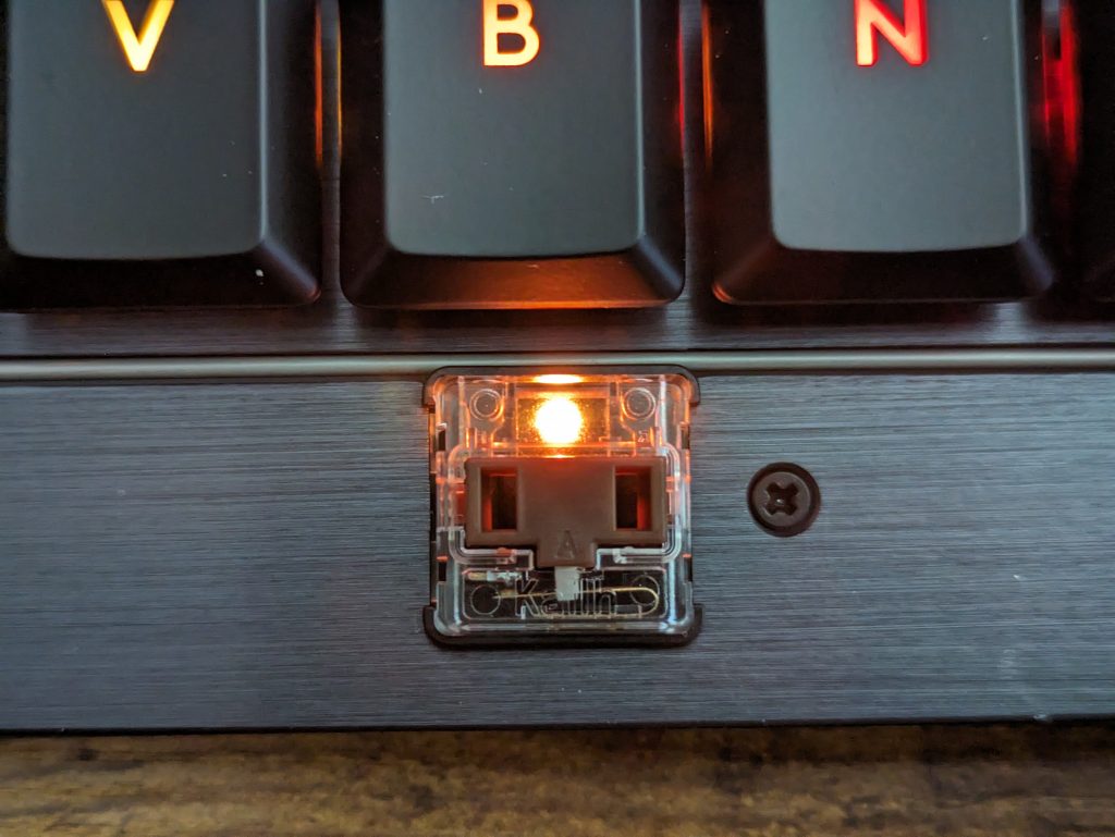 Leertaste der Logitech G915 LIGHTSPEED TKL Gaming-Tastatur ohne Tastenkappe und mit Beleuchtung