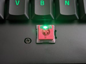 Leertaste der Razer Deathstalker V2 Pro Gaming-Tastatur ohne Tastenkappe und mit Beleuchtung