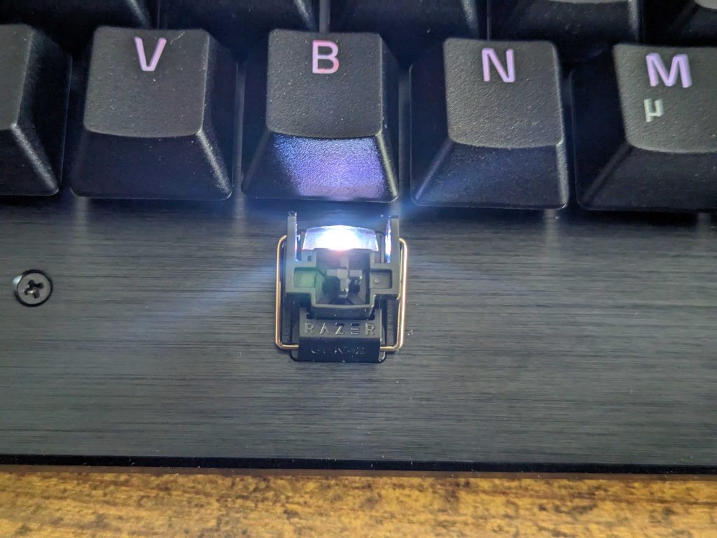 Leertaste der Razer Huntsman V3 Pro Tenkeyless Gaming-Tastatur ohne Tastenkappe und mit Beleuchtung
