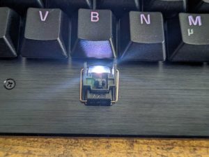 Leertaste der Razer Huntsman V3 Pro Tenkeyless Gaming-Tastatur ohne Tastenkappe und mit Beleuchtung