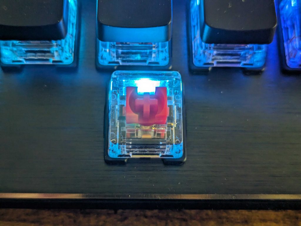 Leertaste der Roccat Vulcan TKL Gaming-Tastatur ohne Tastenkappe und mit Beleuchtung