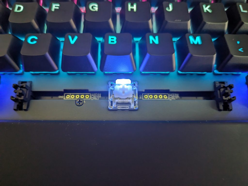 Leertaste der SteelSeries Apex Pro HyperMagnetic Gaming-Tastatur ohne Tastenkappe und mit Beleuchtung