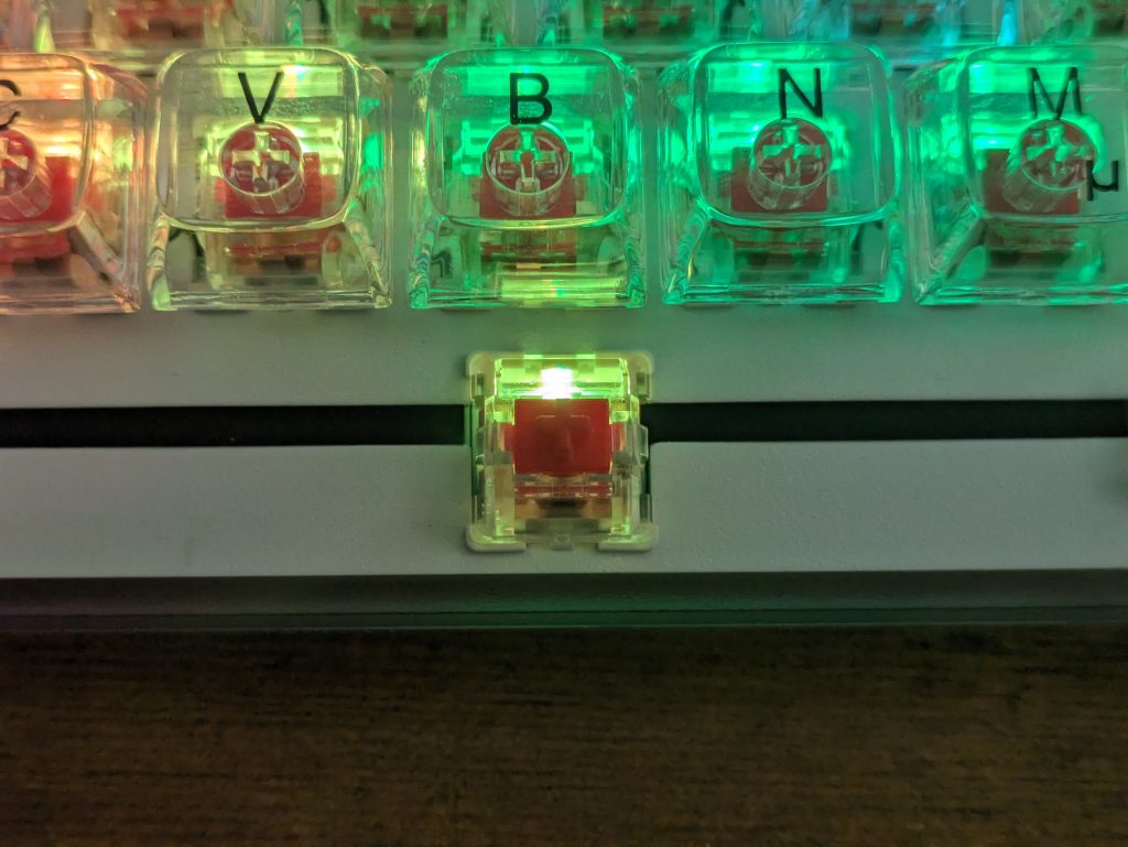 Leertaste der TECURS KB510 Gaming-Tastatur ohne Tastenkappe und mit Beleuchtung