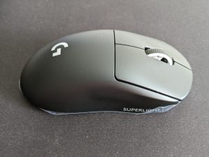 Logitech G PRO X Superlight 2 Gaming-Maus von der linken Seite