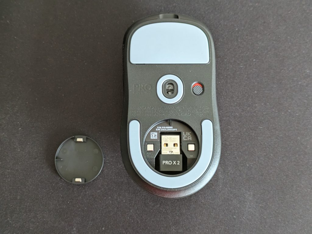 Logitech G PRO X Superlight 2 Gaming-Maus von unten mit eingelegten Dongle