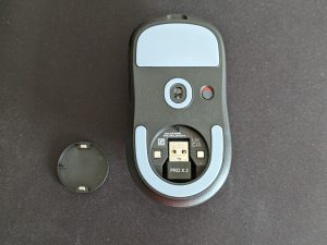 Logitech G PRO X Superlight 2 Gaming-Maus von unten mit eingelegten Dongle