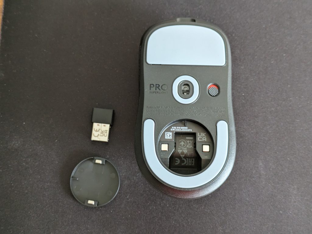 Logitech G PRO X Superlight 2 Gaming-Maus von unten ohne eingelegtes Dongle