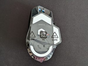 Logitech G502 X PLUS Gaming-Maus von unten mit Folie