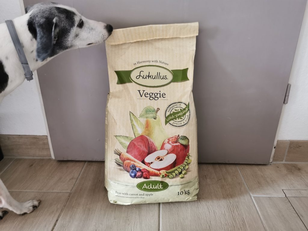 Lukullus Veggie Hundetrockenfutter Beutel mit Hund