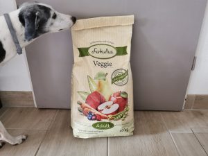 Lukullus Veggie Hundetrockenfutter Beutel mit Hund