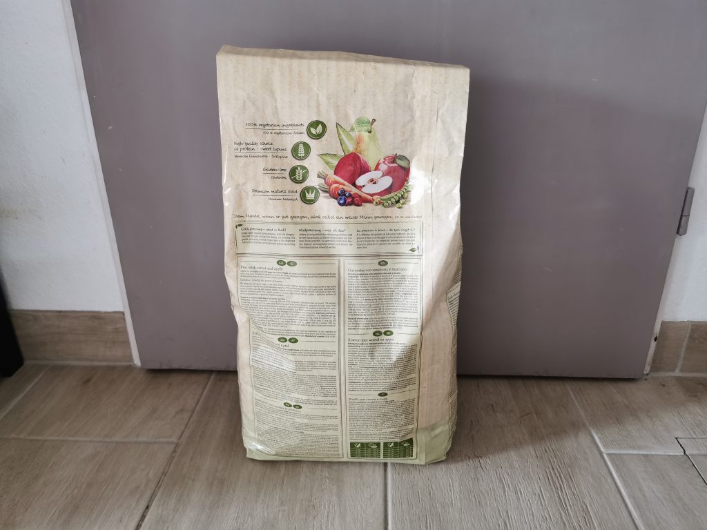 Lukullus Veggie Hundetrockenfutter Beutel von hinten