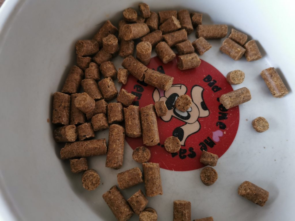 Lukullus Veggie Hundetrockenfutter Pellets im Napf