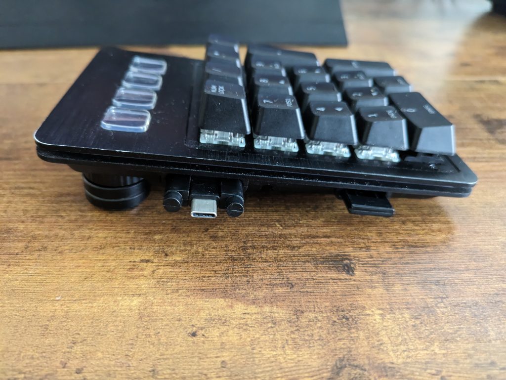 Num-Block der Mountain Everest Max Gaming-Tastatur von der Seite