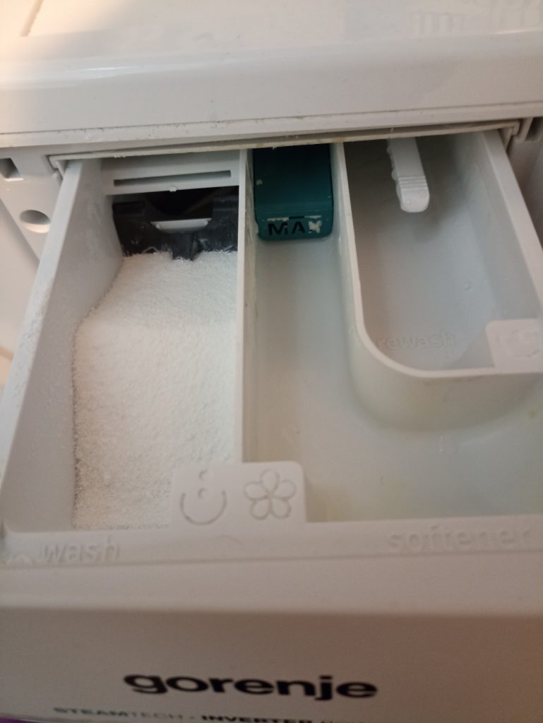 Omo XXXL Waschmittel, in der Hauptwäschekammer
