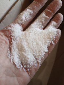 Omo XXXL Vollwaschmittel, Waschpulver auf der Hand