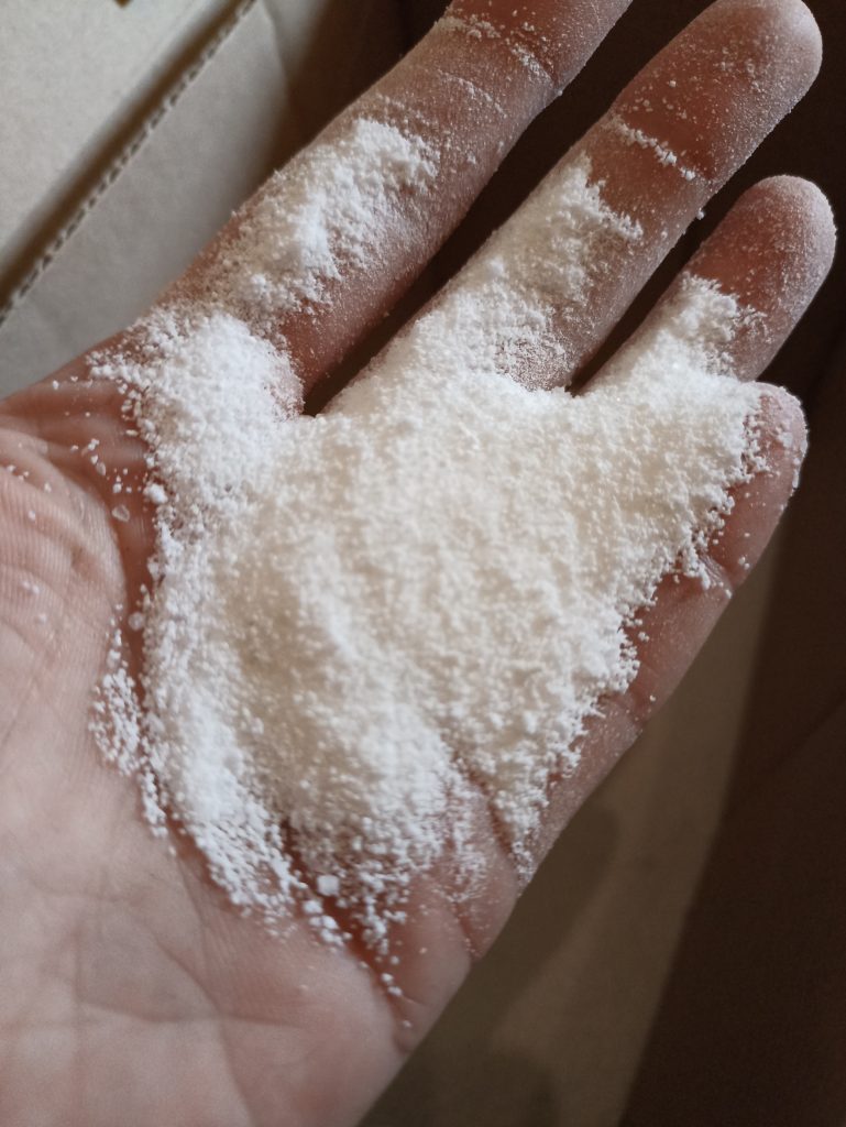 Omo XXXL Vollwaschmittel, Waschpulver auf der Hand