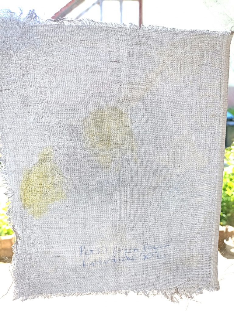Persil Green Power Waschmittel, Ergebnis Kaltwäsche 30 Grad, im Durchlicht