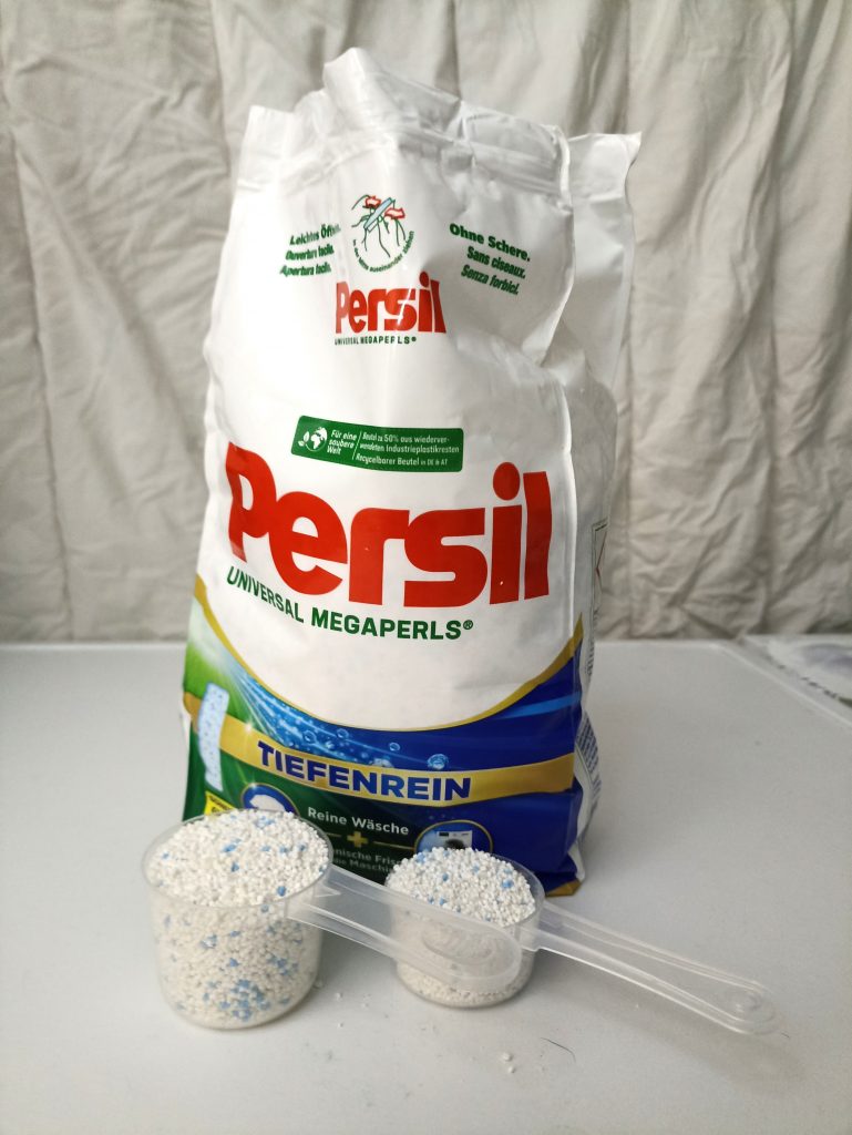 Persil Universal Megaperls Waschmittel, Verpackung mit dosiertem Waschmittel