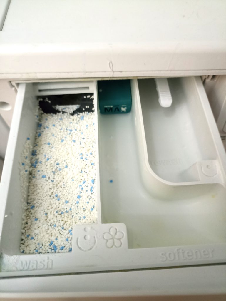Persil Universal Megaperls Waschmittel, dosiert in der Hauptwäschekammer