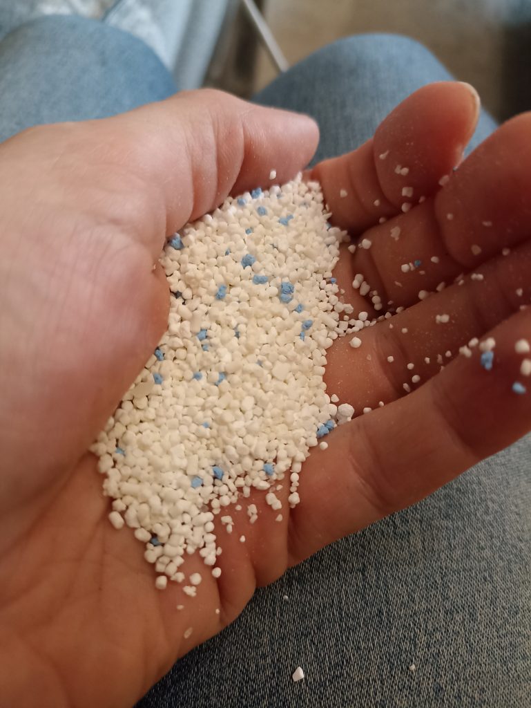 Persil Universal Megaperls Waschmittel, in der Hand