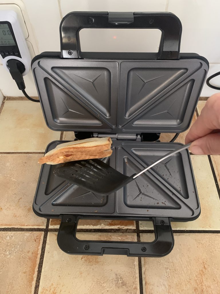 ProfiCook PC-ST 1092 Sandwichmaker beim Herausnehmen des Sandwiches