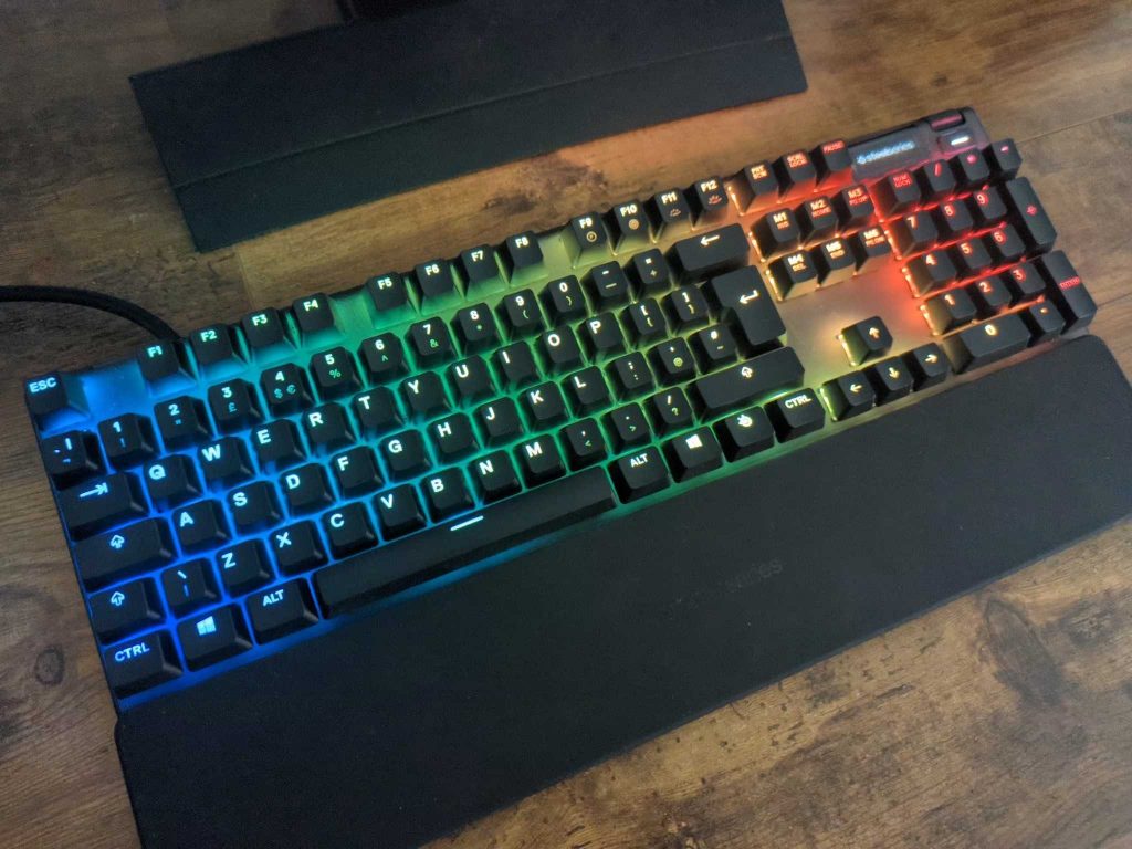 RGB-Beleuchtung der SteelSeries Apex Pro HyperMagnetic Gaming-Tastatur (5)