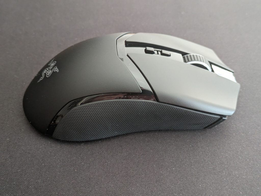 Razer Cobra Pro Gaming-Maus von der linken Seite