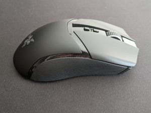 Razer Cobra Pro Gaming-Maus von der linken Seite